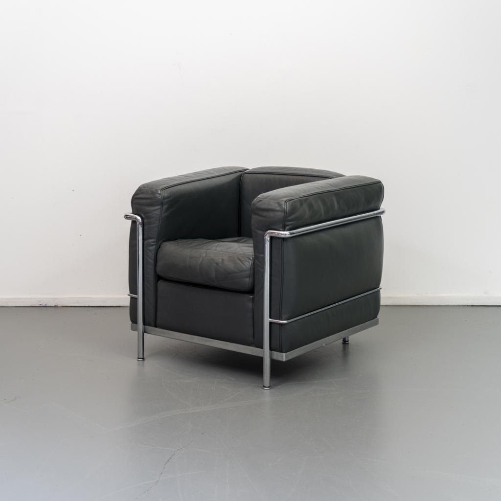 ACTIE!! 2x Cassina Le Corbusier LC2 Fauteuil Antraciet Leer, Niet ingevuld, Gebruikt, Minder dan 75 cm, Niet ingevuld