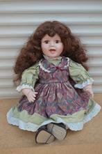 Prachtige porseleinen pop met originele kleding NR 8091, Ophalen of Verzenden, Zo goed als nieuw, Pop