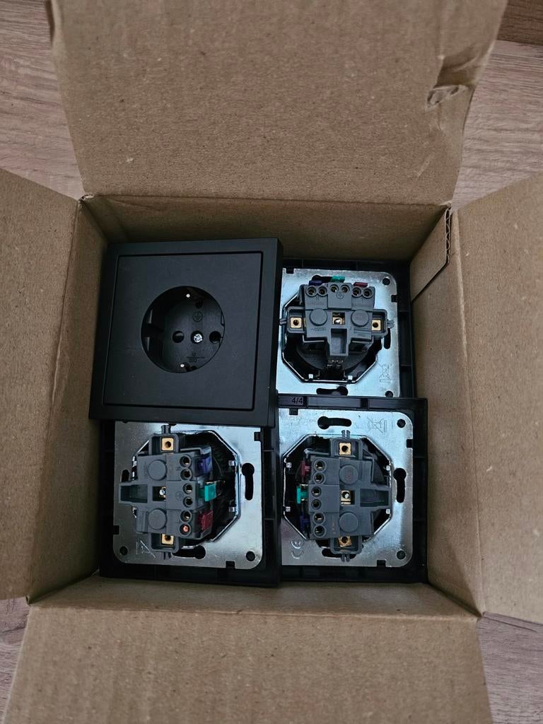 4 zwarte inbouw stopcontacten, Doe-het-zelf en Verbouw, Elektra en Kabels, Ophalen, Zo goed als nieuw, Stopcontact