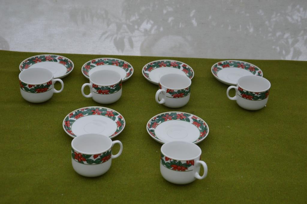 Kerstservies: 6 kop en schotels met kerstster als decoratie, Diversen, Kerst, Ophalen of Verzenden, Gebruikt
