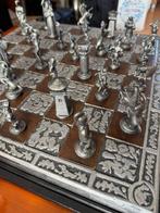 Uniek schaakspel met gedetailleerde metalen stukken, Ophalen of Verzenden, Zo goed als nieuw, Schaken