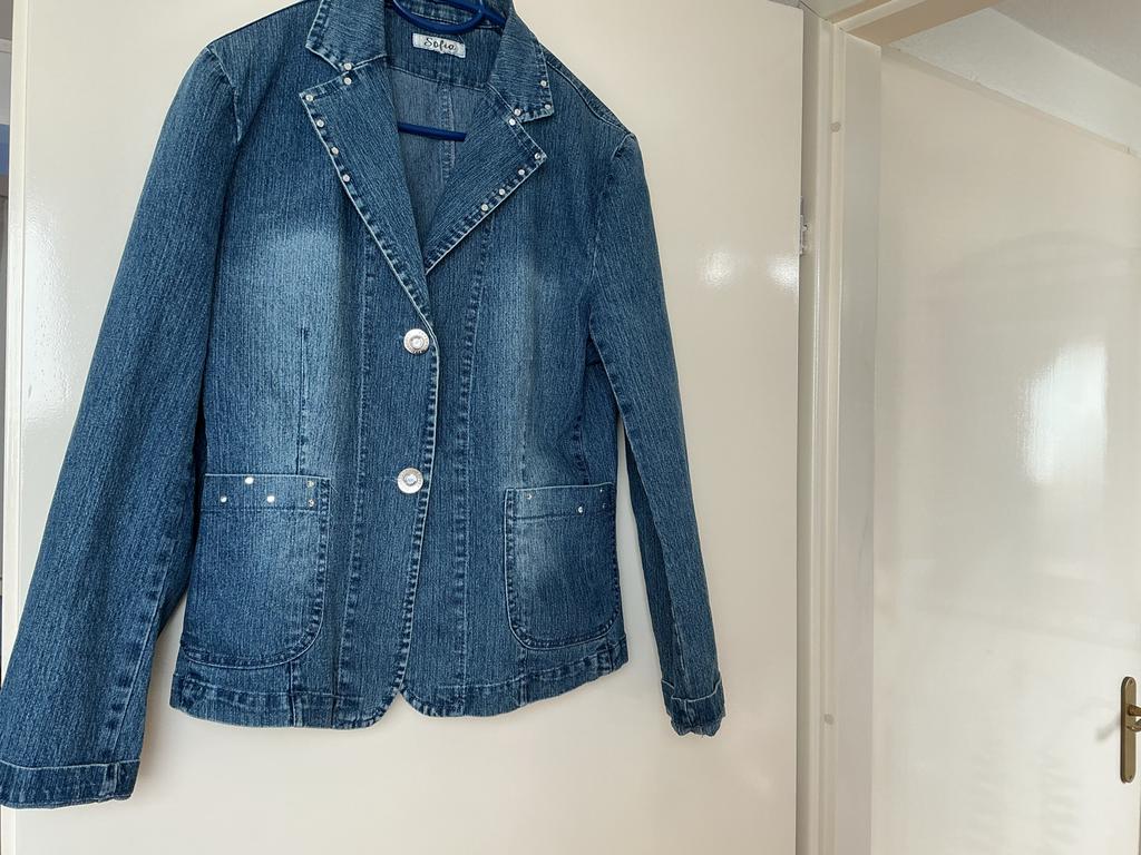 Sofia spijkerjasje maat 38/40 met studs, Kleding | Dames, Ophalen of Verzenden, Gedragen, Maat 38/40 (M), Blauw