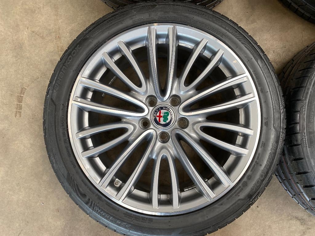 18 inch originele velgen + zomerbanden Alfa Romeo Giulia 156, Auto-onderdelen, Banden en Velgen, 18 inch, Gebruikt, Banden en Velgen