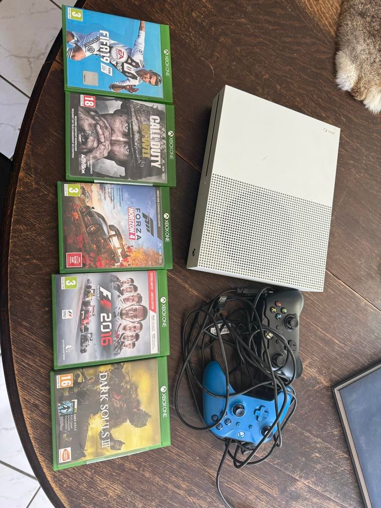 Xbox One S met 2 controllers en 5 games, Spelcomputers en Games, Ophalen, Gebruikt