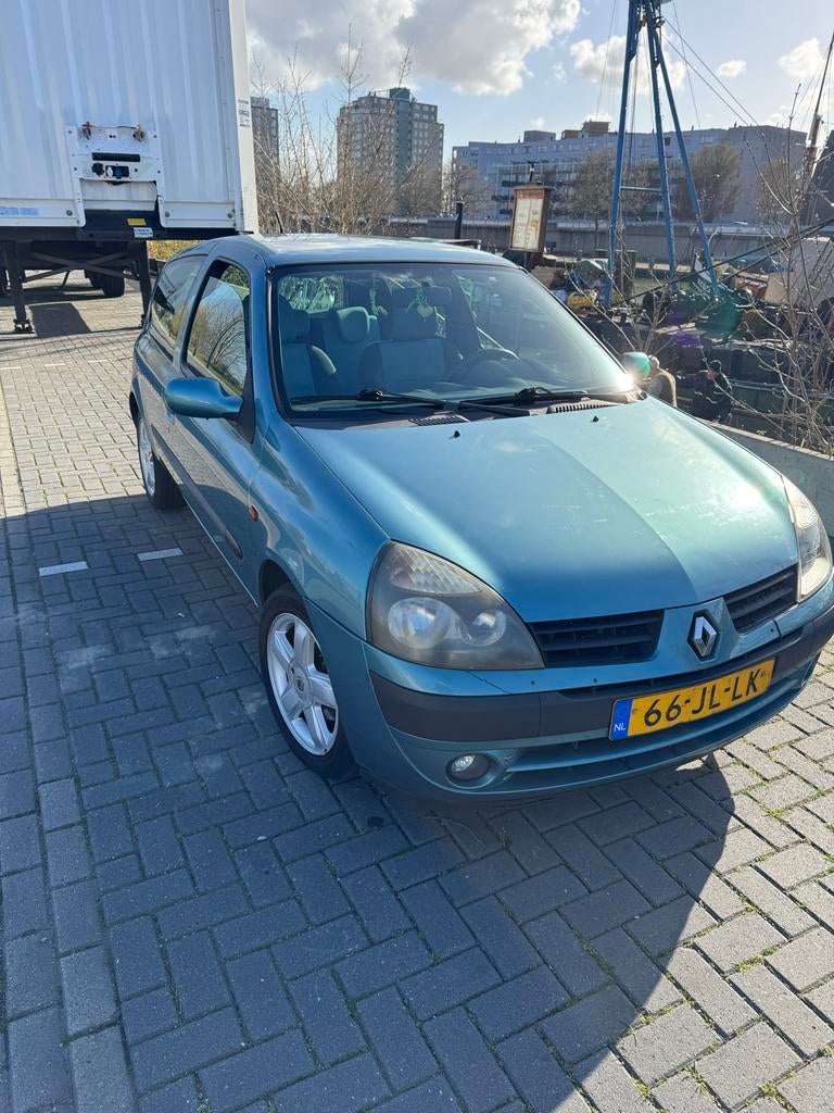 Renault Clio 1.2 16V 3DR  2002 Blauw, Auto's, 74 pk, 31 €/maand, 4 cilinders, Blauw