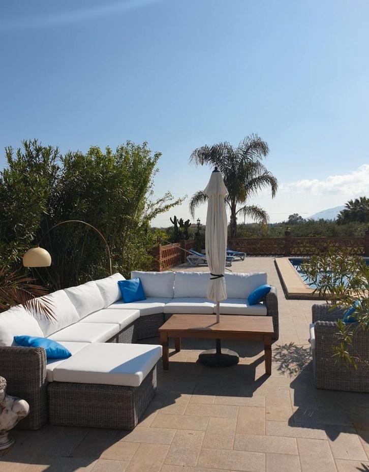 Grote loungeset met witte imitatieleer kussens, Tuin en Terras, Tuinsets en Loungesets, Gebruikt, Stoel, Ophalen