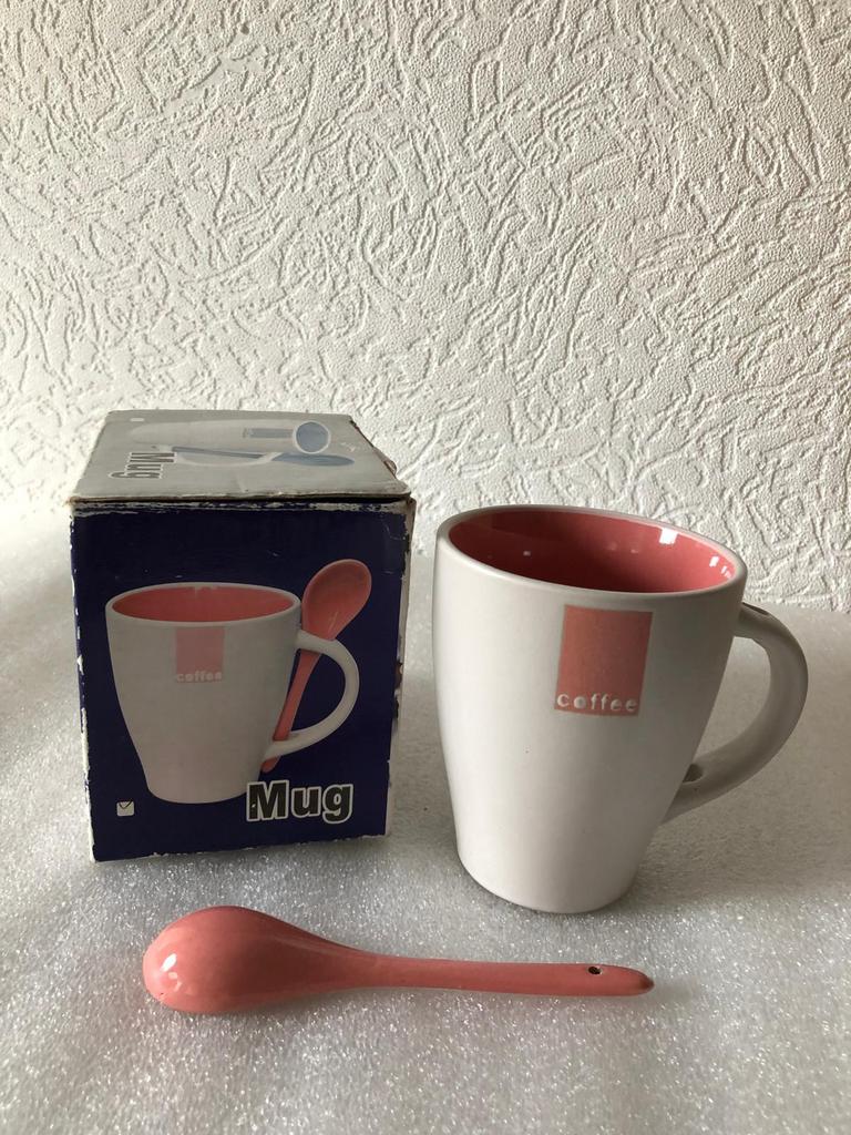 KOFFIE MOK MET LEPELTJE - gebroken wit / roze, Ophalen of Verzenden, Zo goed als nieuw, Overige stijlen, Kop(pen) en/of Schotel(s)