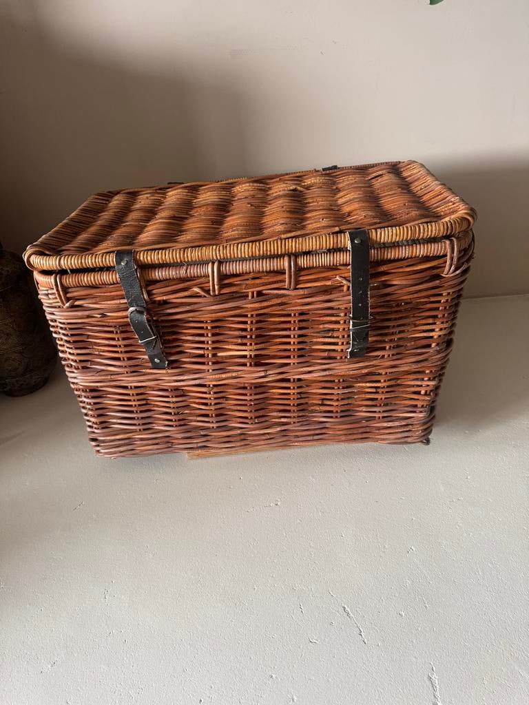 Vintage rieten mand met deksel en leren riempjes, Huis en Inrichting, Woonaccessoires | Schalen en Manden, Gebruikt, Mand, Ophalen of Verzenden