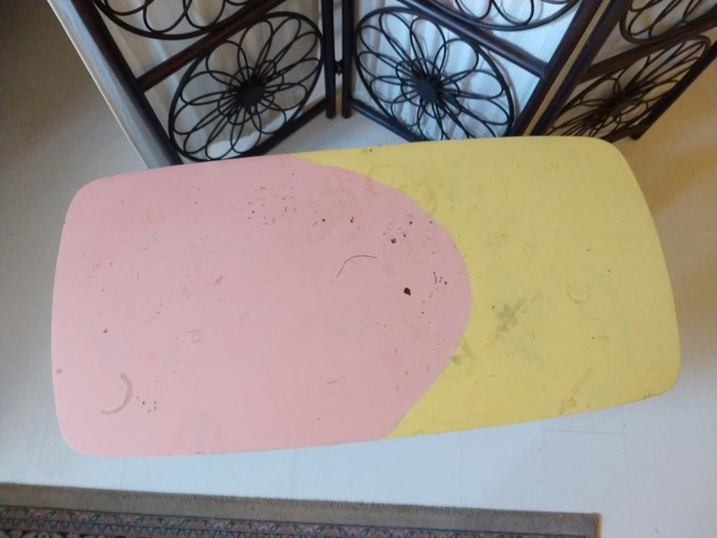 Salontafel met roze en gele bovenkant, Huis en Inrichting, Tafels | Salontafels, Ophalen, Gebruikt, Eikenhout, Minder dan 50 cm