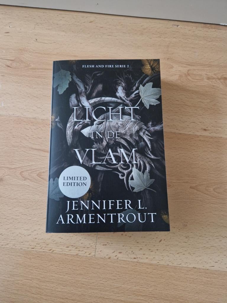 Boek jennifer l armentrout licht in de vlam deel 2 flesh, Ophalen of Verzenden, Zo goed als nieuw