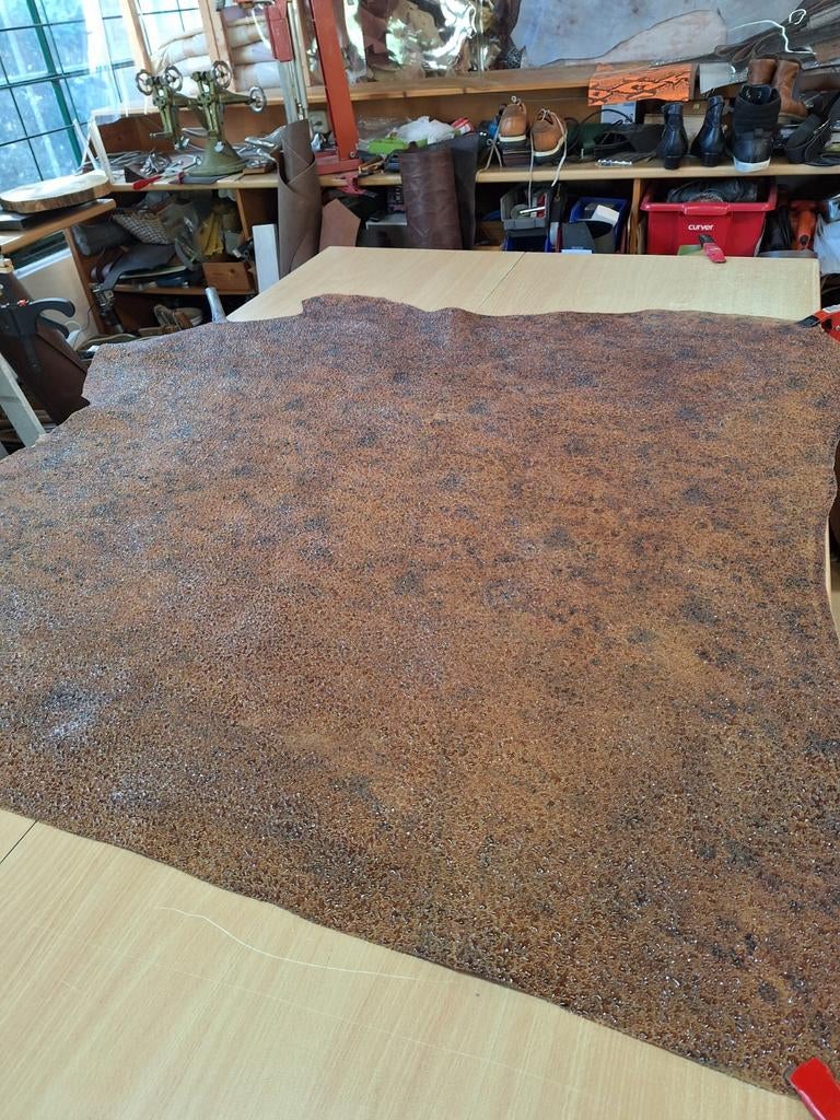 Hele aparte Runderprent met water Druppels., Hobby en Vrije tijd, Stoffen en Lappen, Overige kleuren, 120 cm of meer, Leer of Kunstleer