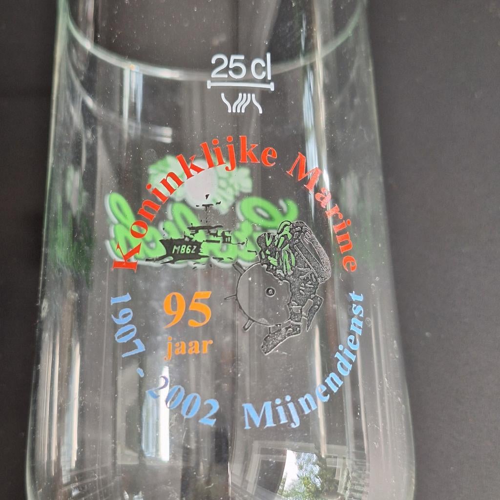Koninklijke Marine Mijnendienst 95 jaar Grolsch glas, Verzamelen, Militaria | Algemeen, Ophalen, Landmacht, Nederland, Embleem of Badge
