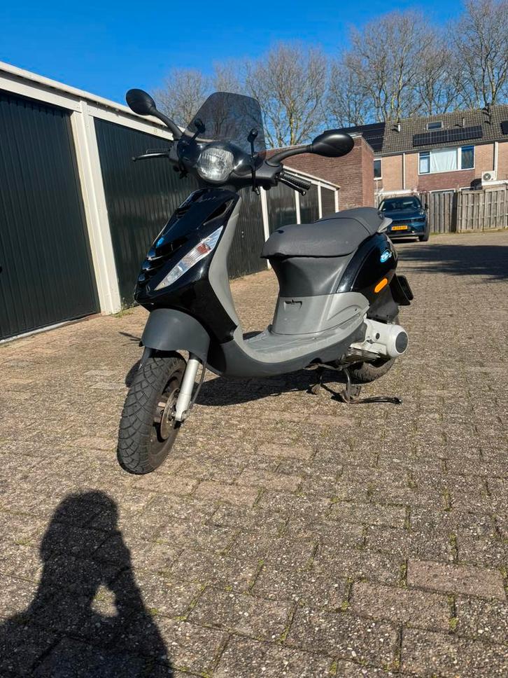 Knappe Piaggio Zip 125cc 4t brom, Fietsen en Brommers, Scooters | Piaggio, Zo goed als nieuw, Zip, Benzine, Ophalen