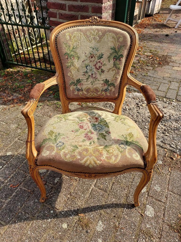 Antieke eiken Lodewijk fauteuil met petit point bekleding., Antiek en Kunst, Ophalen