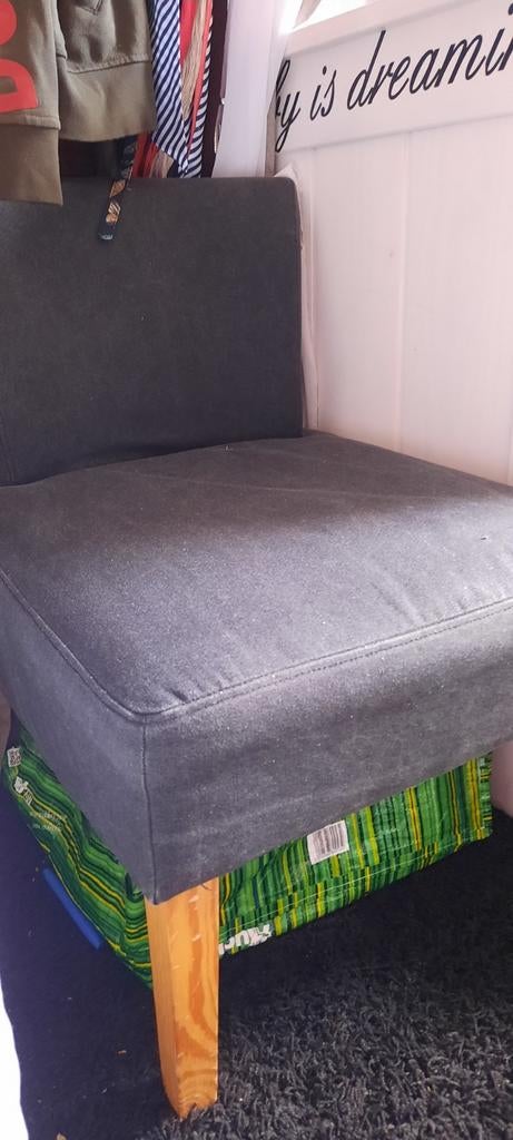 Leuke grijze stoel met houten poot, Ophalen of Verzenden, Zo goed als nieuw, Eenpersoons, Minder dan 150 cm