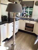 Houten staande lamp 135 hoog met Aura peeperkorn kap, Huis en Inrichting, Lampen | Vloerlampen, Gebruikt, Ophalen of Verzenden