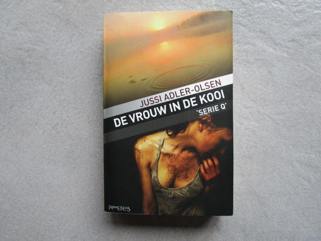JUSSI ADLER OLSEN : De vrouw in de kooi, Boeken, Thrillers, Zo goed als nieuw, Ophalen of Verzenden