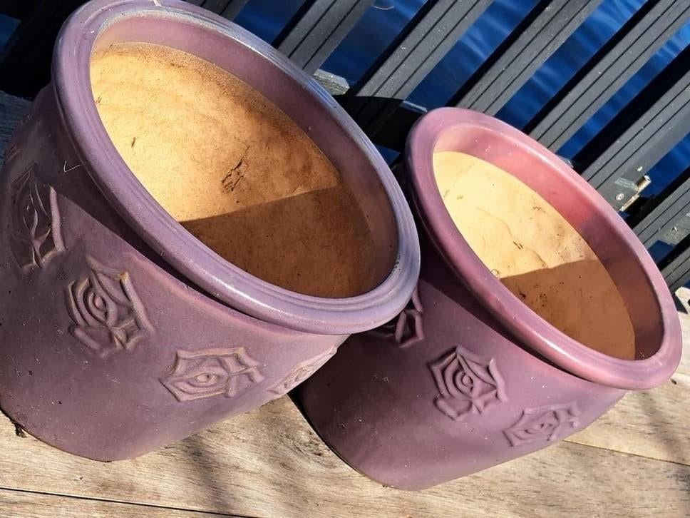 2 grote buiten bloempotten met roosmotief, Tuin en Terras, Bloempotten, 25 tot 40 cm, Rond, Ophalen of Verzenden, Minder dan 40 cm