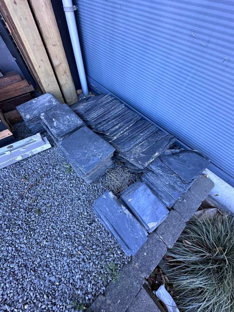 +/- 150 Leistenen dakpannen - Gebruikt maar in goede staat, Doe-het-zelf en Verbouw, Dakpannen en Dakbedekking, Ophalen, Gebruikt