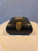 Zwart doosje met paars fluweel, Ophalen of Verzenden