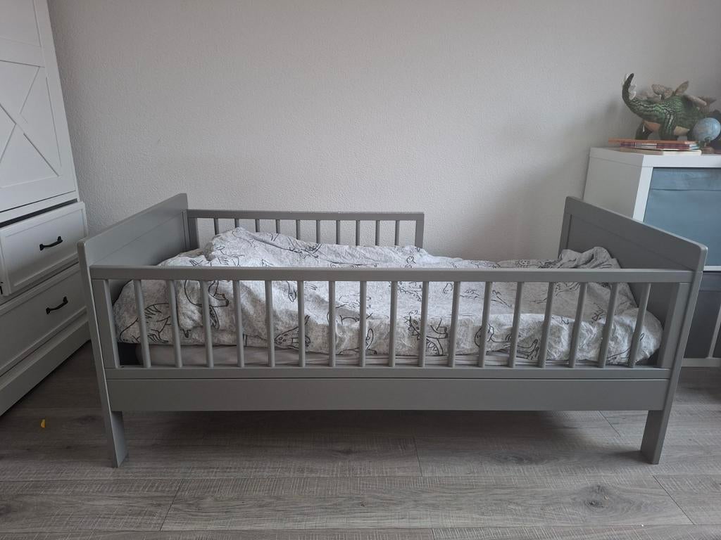 Peuterbed Amelie 140x70 grijs met matras en beddengoed, Kinderen en Baby's, Kinderkamer | Bedden, Gebruikt, 70 tot 85 cm, 140 tot 160 cm