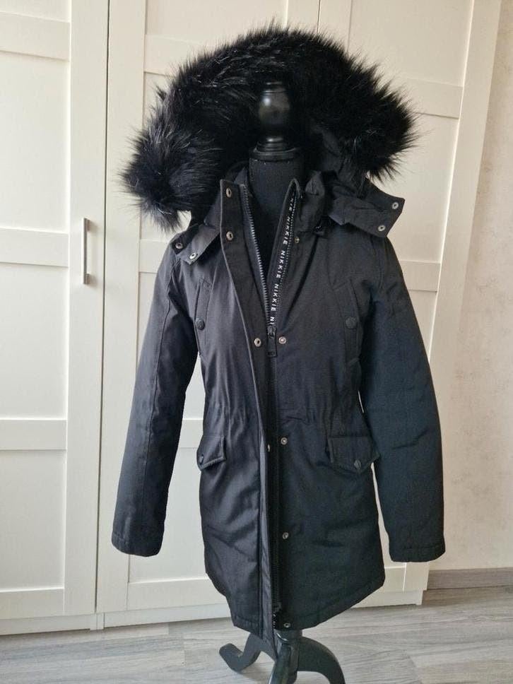 Nikkie zwarte winterjas maat 32 / XXS kan ook bij maat 34, Kleding | Dames, Jassen | Winter, Zwart, Ophalen of Verzenden, Zo goed als nieuw