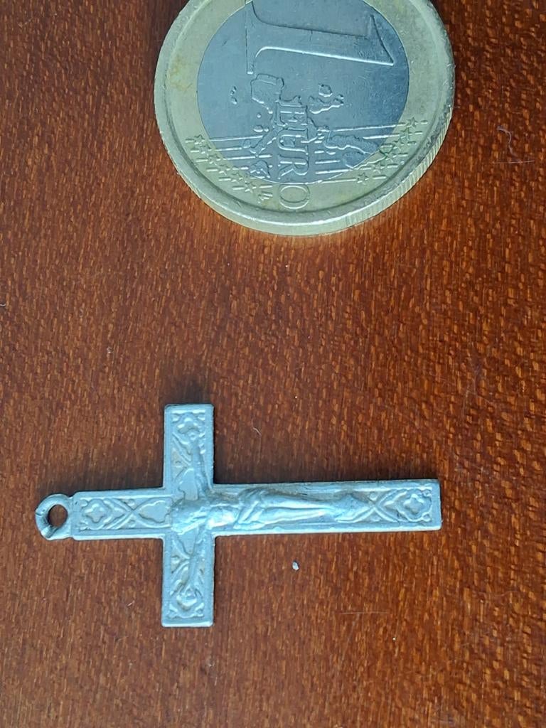 Zilverkleurig kruisje met Jezus figuur, Antiek en Kunst, Ophalen of Verzenden