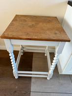 Rustieke bijzettafel met gedraaide poten, Huis en Inrichting, Tafels | Bijzettafels, Minder dan 55 cm, Gebruikt, Vierkant, Hout