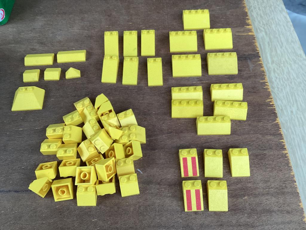 Lego: Partij gele schuine stenen (dakstenen), Ophalen of Verzenden, Gebruikt, Lego