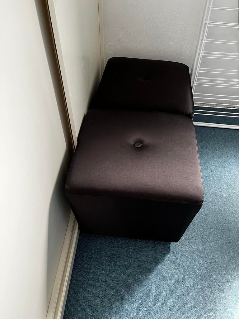 2 zwarte poefen Prominent, Ophalen, Minder dan 50 cm, Zo goed als nieuw, Stof