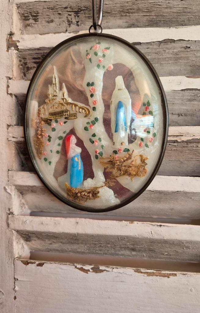 Vintage Lourdes bol glas wandhanger,100 jr Lourdes religie, Antiek en Kunst, Antiek | Religie, Ophalen of Verzenden