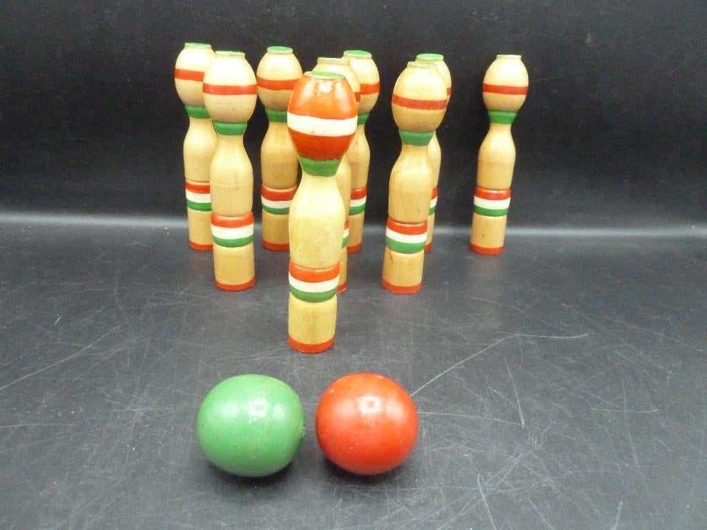 9 Houten kegels met 2 ballen poppenformaat., Antiek en Kunst, Antiek | Speelgoed, Ophalen of Verzenden