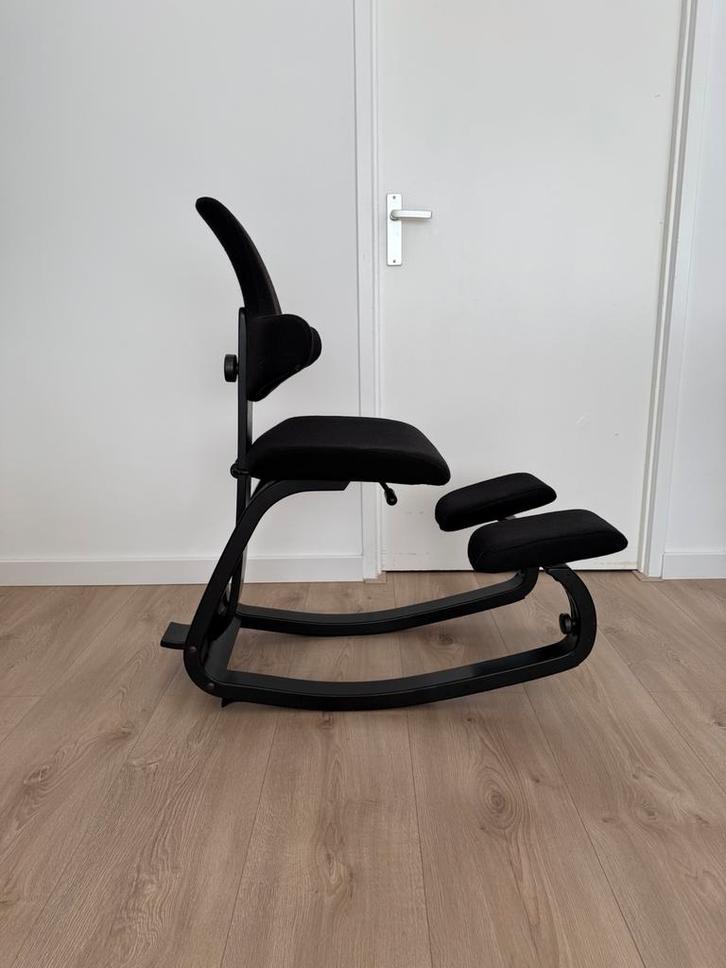 Stokke Varier Thatsit ergonomische kniestoel black on black, Huis en Inrichting, Bureaustoelen, Zo goed als nieuw, Zwart, Ophalen of Verzenden