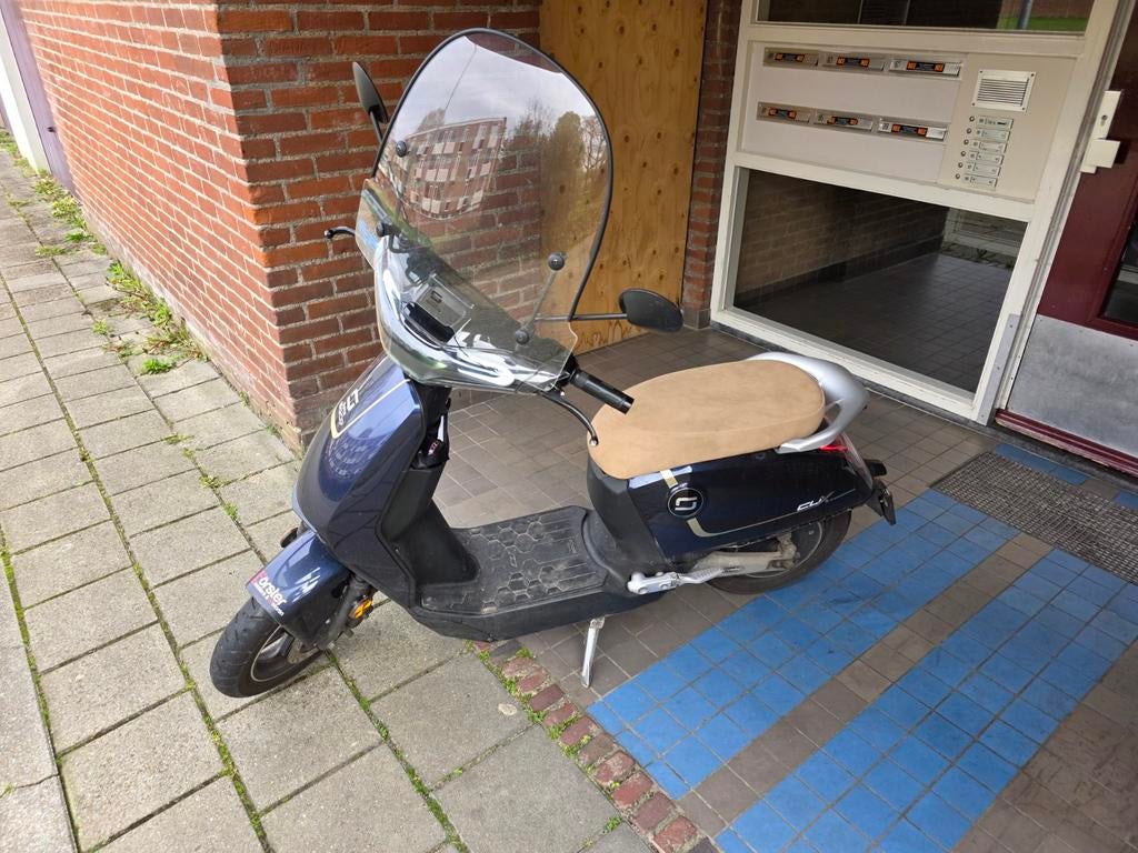 Elektrische scooter met geel kenteken, Fietsen en Brommers, Scooters | Overige merken, Maximaal 45 km/u, Elektrisch, Zo goed als nieuw