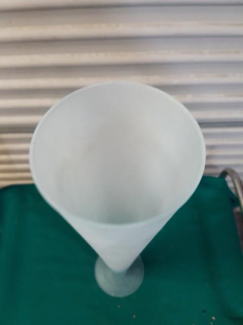 Vaas van wit glas, op voet, hoog, Ophalen of Verzenden