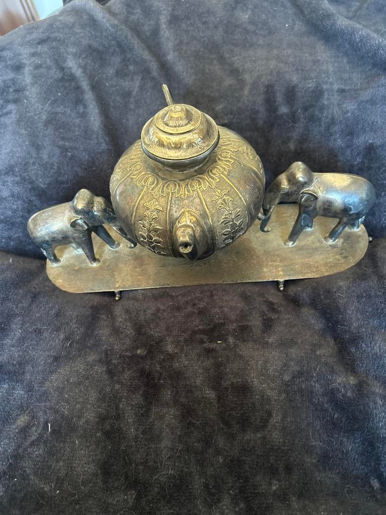 Antieke theepot met olifanten, messing, Antiek en Kunst, Ophalen of Verzenden