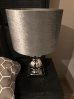 Stijlvolle tafellamp met zilveren voet en grijze kap, Huis en Inrichting, Lampen | Tafellampen, Ophalen of Verzenden, Zo goed als nieuw