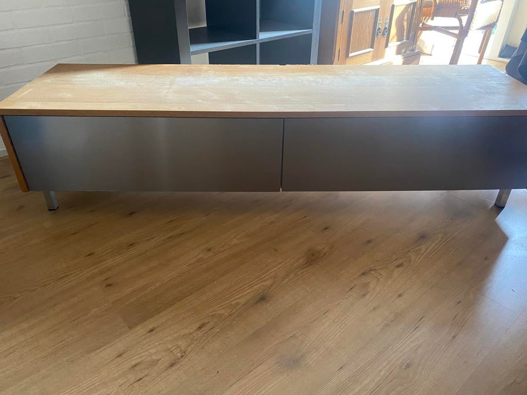 Tv meubel met aluminium geborstelde deurtjes, Huis en Inrichting, Kasten | Televisiemeubels, Ophalen, Gebruikt, 100 tot 150 cm