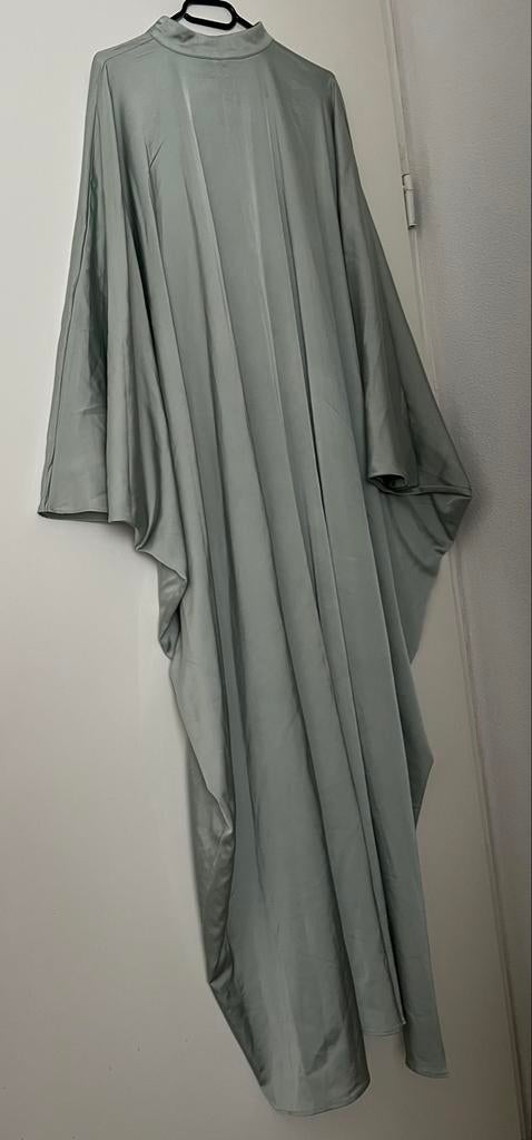 Elegante satijn Kaftan Jurk in Saliegroen, Ophalen of Verzenden, Zo goed als nieuw