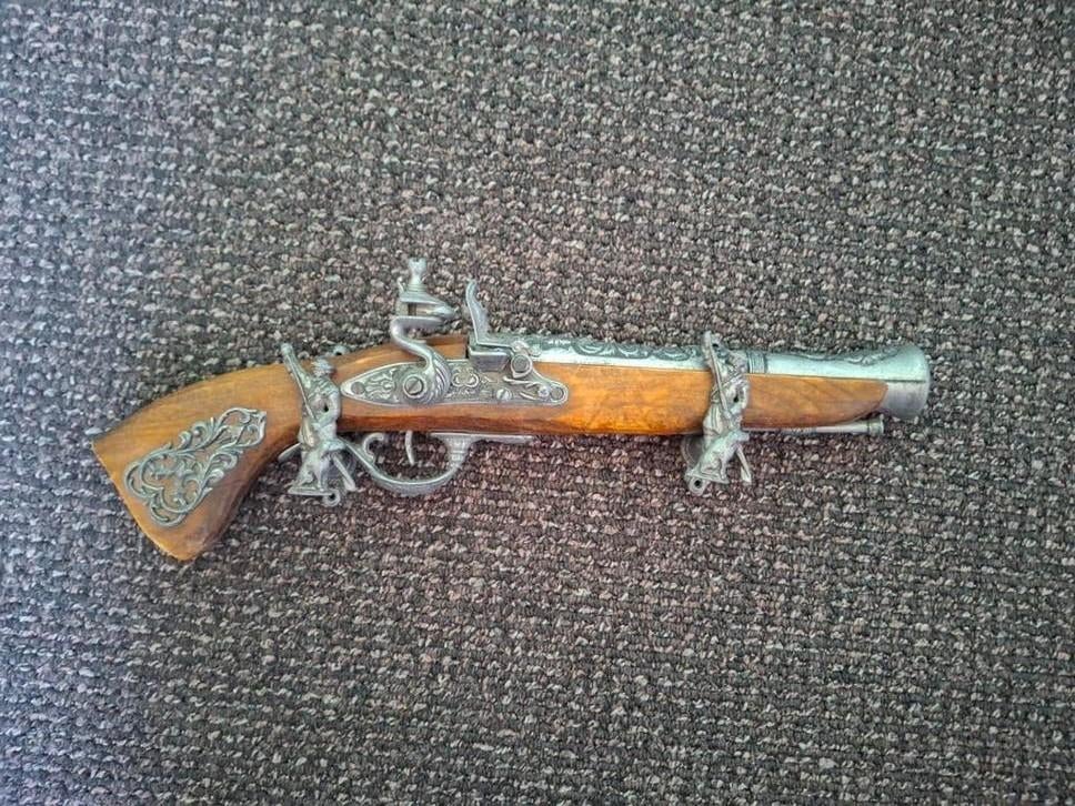 Decoratief pistool met muurbeugels, Ophalen of Verzenden, Zo goed als nieuw