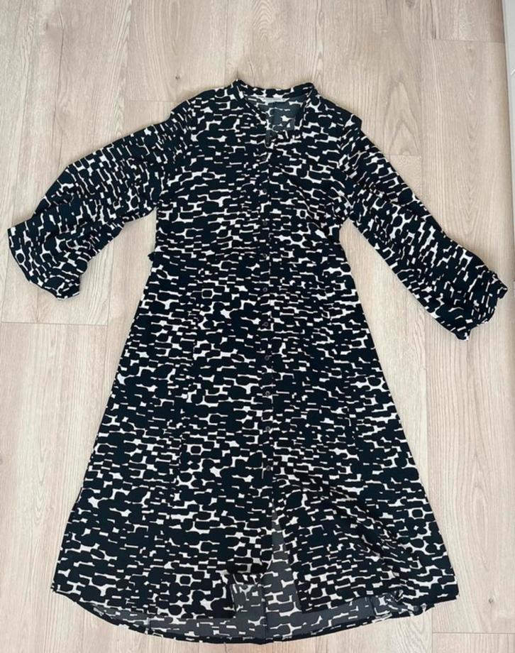 Zwart witte jurk Summum, Kleding | Dames, Jurken, Zo goed als nieuw, Maat 38/40 (M), Zwart, Onder de knie, Ophalen of Verzenden