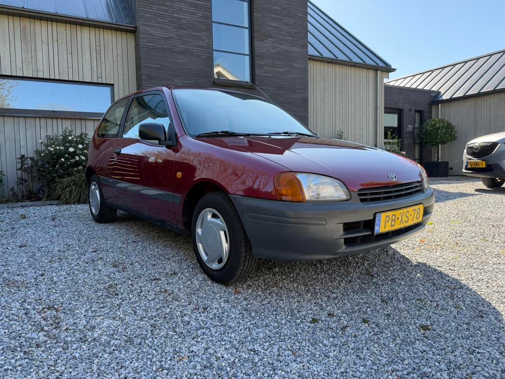Toyota Starlet 1.3 16V AUT 1996 Rood, Auto's, Toyota, Automaat, 4 cilinders, Starlet, 400 kg