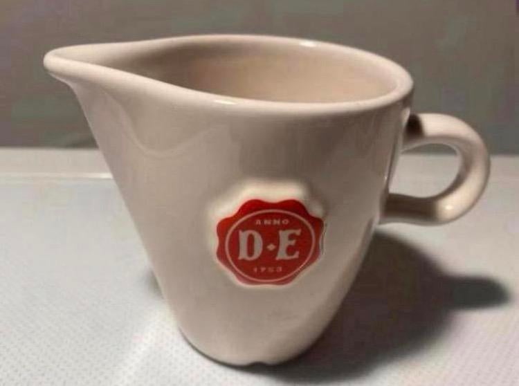 Melkkannetje van DE met rood logo Anno 1853. H. 7,5 cm., Overige typen, Ophalen of Verzenden, Zo goed als nieuw, Overige stijlen