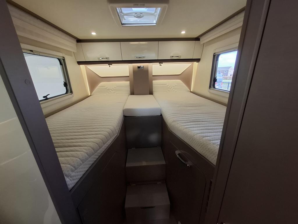 2020 Bürstner Lyseo 727G 140PK Enkele Bedden Solar, Caravans en Kamperen, Fiat, 7 tot 8 meter, Bedrijf, Bürstner