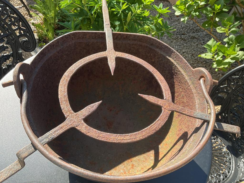 Antieke gietijzeren heksenketel met driepoot, Ophalen