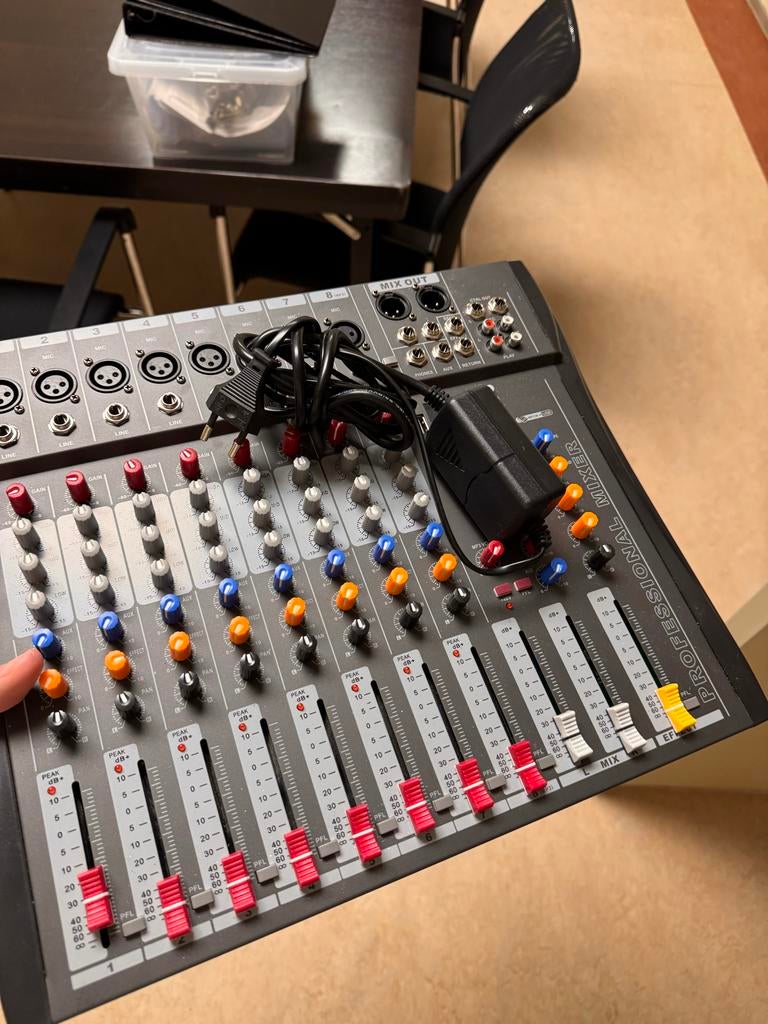 Professionele mixer met 8 kanalen, Ophalen, Gebruikt, 5 tot 10 kanalen, Microfooningang
