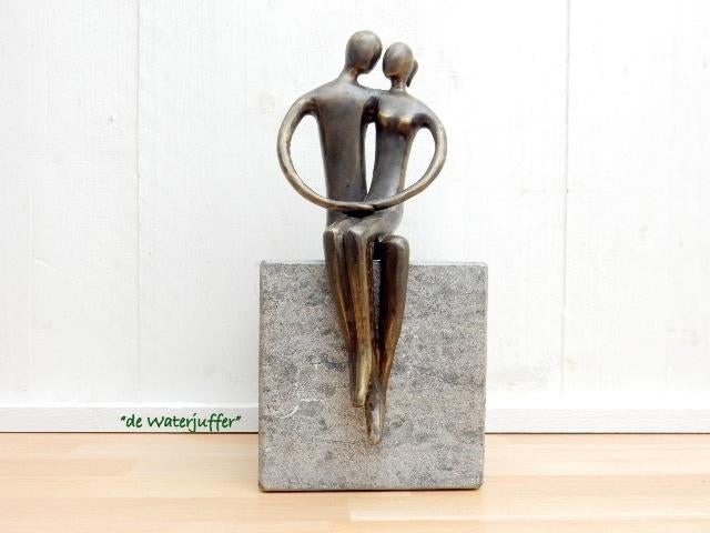 054* Bronzen zit koppel (Boven €75 geen verzendkosten), Tuin en Terras, Ophalen of Verzenden, Nieuw, Overige materialen, Mensenbeeld