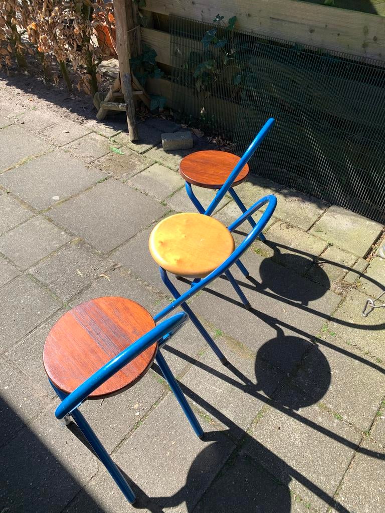 3 klapstoeltjes, blauw metaal met houten zitting, 45 cm hoog, Huis en Inrichting, Stoelen, Gebruikt, Drie, Blauw, Ophalen of Verzenden
