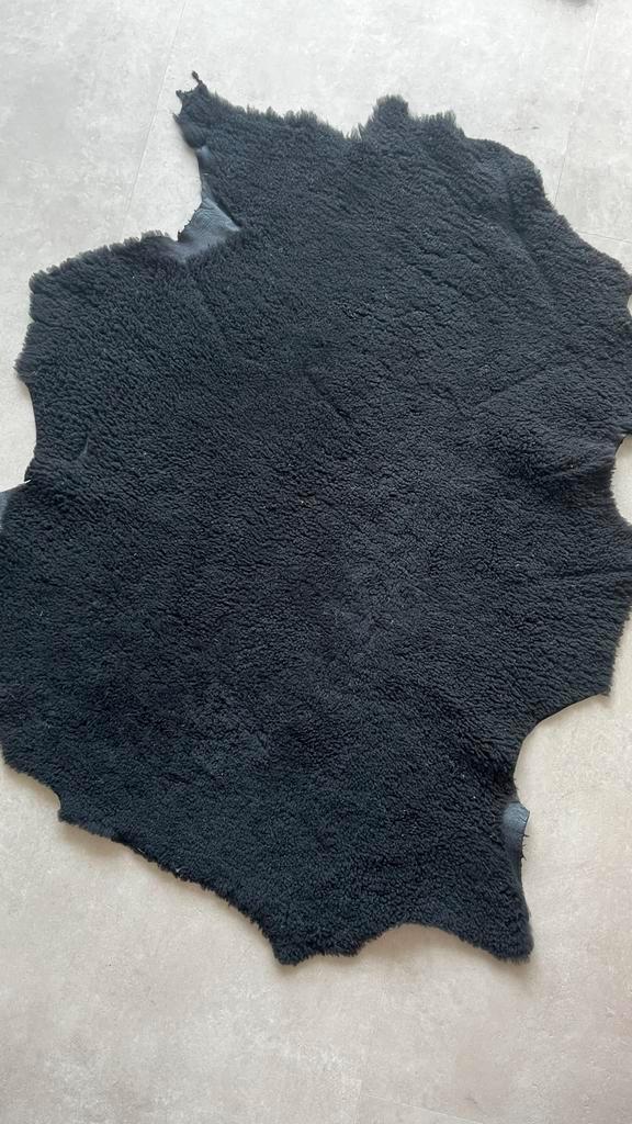 Zwart schapenvacht, decoratief en comfortabel, Huis en Inrichting, Stoffering | Tapijten en Kleden, Zo goed als nieuw, 50 tot 100 cm