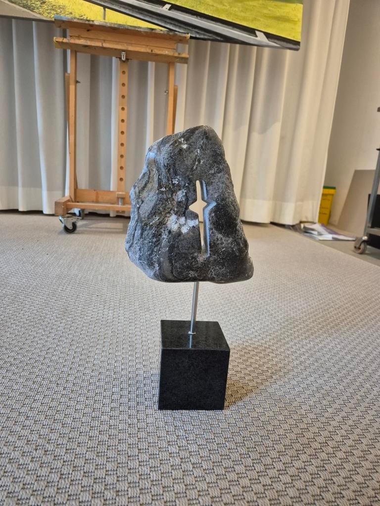 Abstract beeld met kruis op marmeren sokkel, Ophalen, 20 - 50 cm, Beeld, Abstract